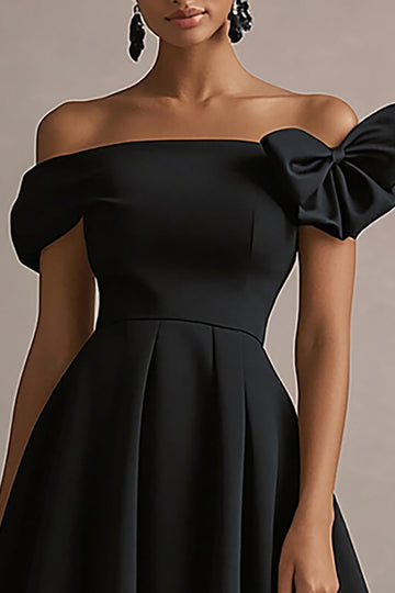 Robe de graduation midi en satin noir avec nœud